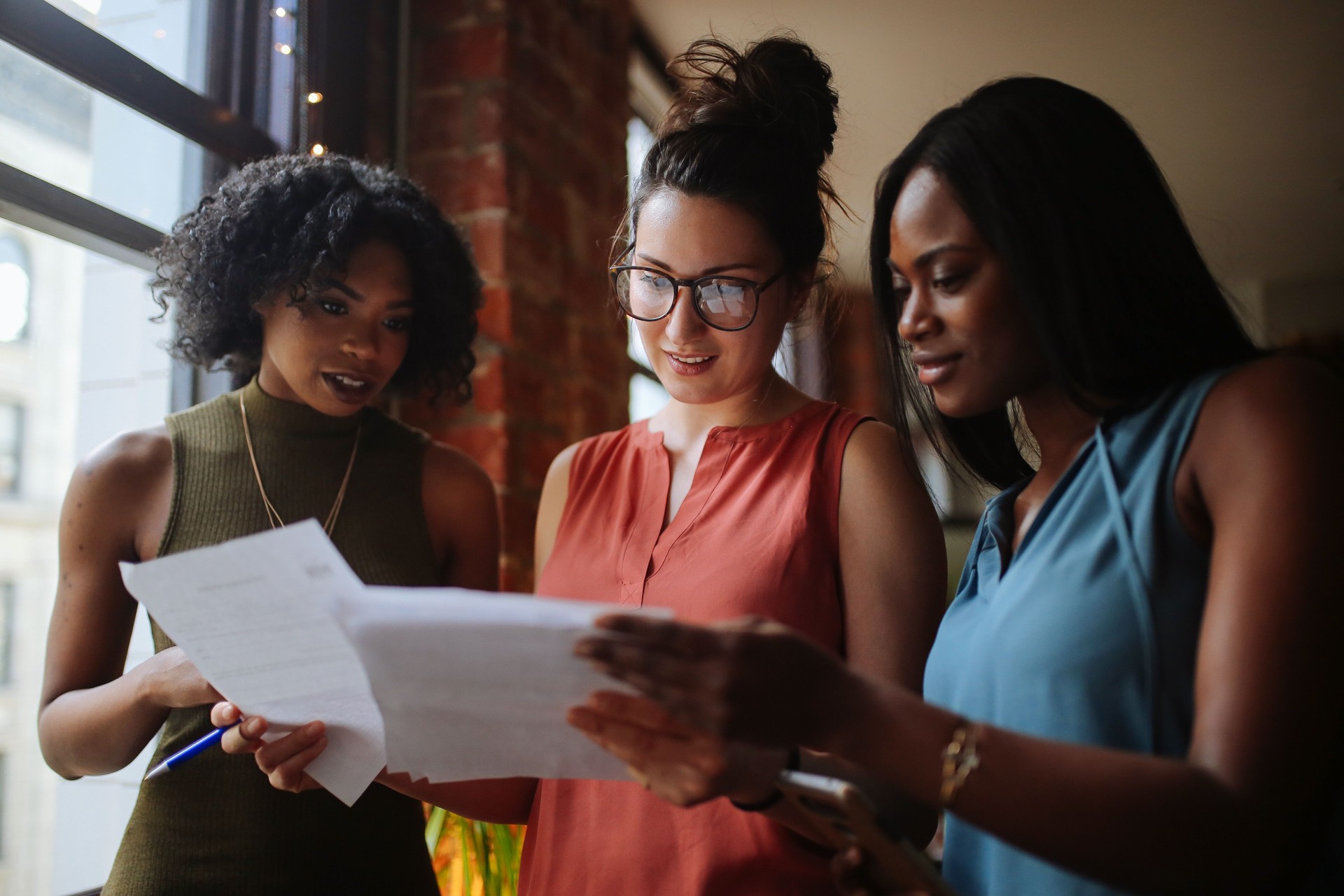 Colegas femeninos juntos, trabajando juntos en el espacio de co-working de los Ángeles