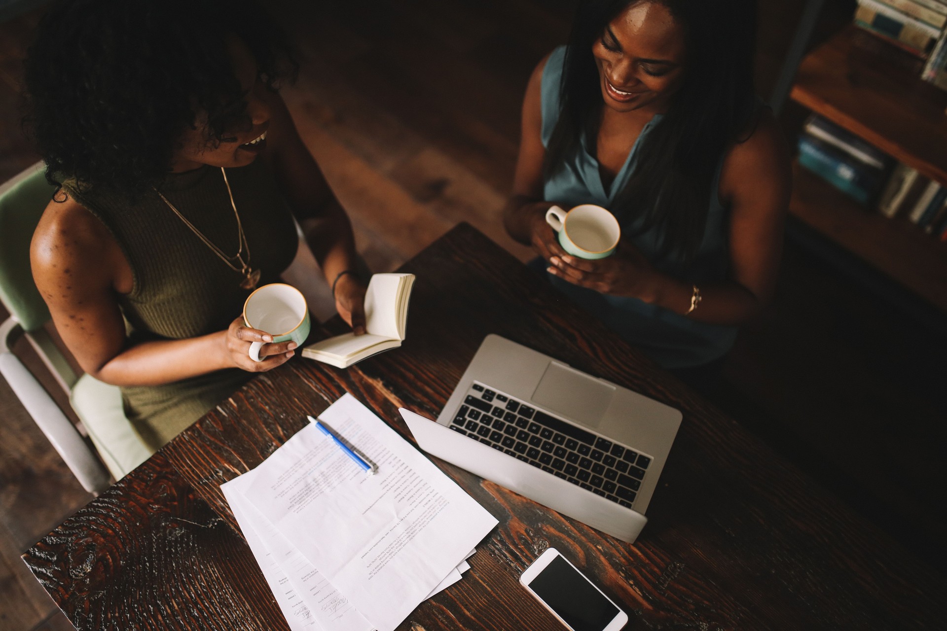 Dos mujeres jóvenes trabajando juntas en un proyecto